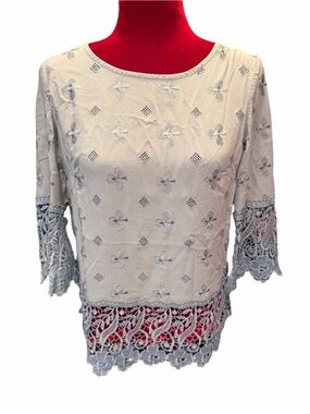 #583🪷6/$25🪷Embroidered blouse with crochet detail